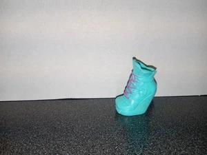 Monster High Muñeca Howleen Wolf Dance Class Aqua Dance Izquierda Zapatilla/Zapato - Imagen 1 de 3