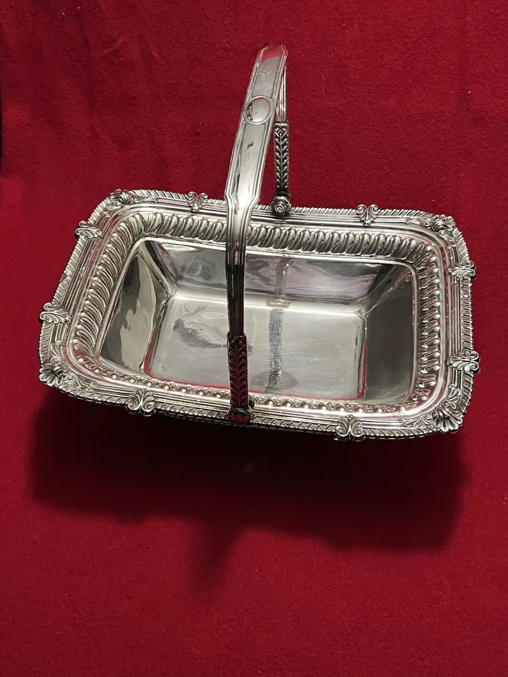Cesta grande para pasteles George III Old Sheffield enchapada con mango con borde de carcasa C.1810s Foto 1 de 4