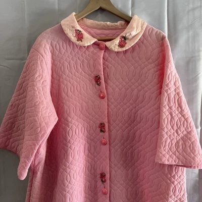 Vintage años 5060 mujer XXL acolchado Rob satinado cuello rosa bordado abuela Foto 1 de 4