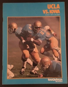 Near Mint. 1977 Iowa vs. UCLA Football Program - Bild 1 von 2