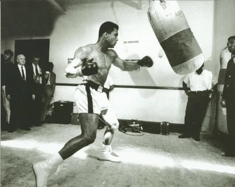 MUHAMMAD ALI Working Out On The Heavy Bag Photo in MINT Condition - 10" x 8" Cover