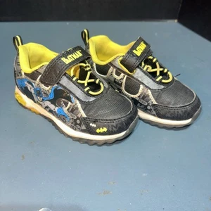 Zapatillas deportivas Batman Light Up para niños pequeños negras amarillas para niños pequeños talla 10 - Imagen 1 de 6