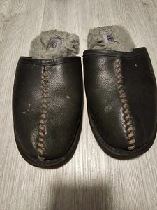 UGG Ciabatta Uomo Taglia 11 Scuff Nera Pelle di Pecora Scamosciata Slip On - Foto 1 di 3