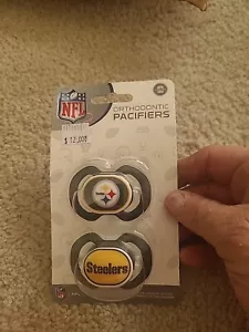 Bellissimi ciucci ortodontici NFL Baby Fanatic Pittsburgh Steelers confezione da 2. Nuovo con scatola - Foto 1 di 2