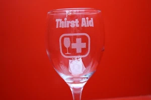 Copa de vino grabada con láser con "sed" y copa de vino y letrero cruzado médico - Imagen 1 de 4