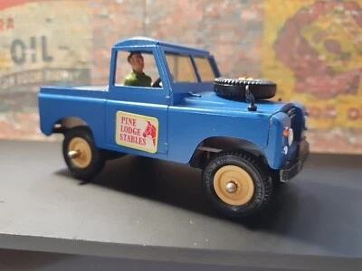 BRITAINS 1:32 SCALE LAND ROVER SERIES III SWB NO PLASTIC TILT OR TOW BAR. - Image 1 of 4