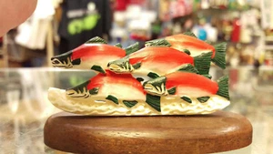 Handgeschnitzter Lachs auf Holzsockel - bunter Lachs flussaufwärts schwimmend - wunderschön - Bild 1 von 7