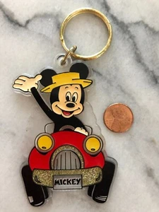 Llavero vintage de plástico de Mickey Mouse en coche de Disney con recuerdo - Imagen 1 de 1