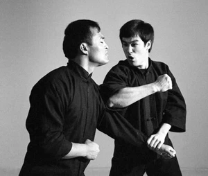 Bruce Lee, Dan Inosanto - Game of Death (1973) - Candid - 8 1/2 X 11 - Bild 1 von 1