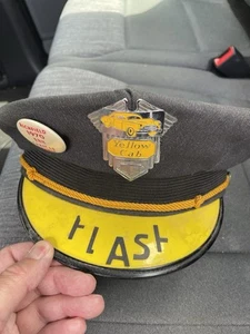 Cappello da cab cabbie giallo vintage realizzato dalla Fifth Avenue con spilla Richfield - Foto 1 di 7