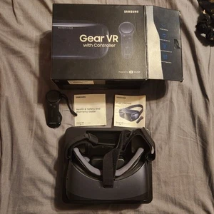 Samsung Gear VR with Controller - Picture 1 of 3
