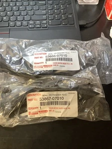 Toyota Avalon 2013-2018 53866 y 53867-07010 RT y LT sello guardabarros delantero a capó - Imagen 1 de 6