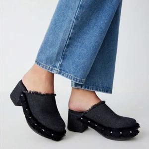 ZARA Denim schwarze Clogs mit Nieten Jeans Pantoletten Pantoletten Schuhe Gr. 36 EU, US 6 - Bild 1 von 15