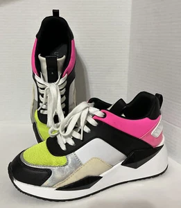 Zapatillas Tenis Guess Típicas de Moda Negras Blancas Rosa para Mujer 8.5 GWTypical3 - Imagen 1 de 7