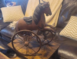 Antico cavallo in legno intagliato a mano 16"x16" 1800 con sella in pelle triciclo - Foto 1 di 9