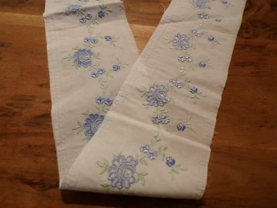 Linge ancien 1 pièce de coton blanc brodé de fleurs bleues et vertes  ( ref 10 ) - Photo 1/4