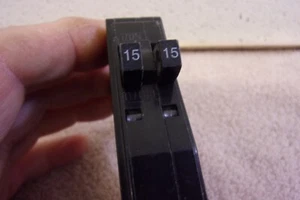 Square D QOT1515 15 Amp 1 Pole Circuit Breaker Type QOT Tandem w Hook - Picture 1 of 3