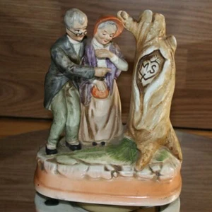 PORCELAIN FIGURINE MAN AND WOMAN VISITING TREE THEY CARVED THEIR INITIALS IN EUC - Picture 1 of 12