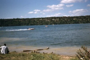 1958 Slide Speedboat Race Scene Near Waco Tx Lake ? # 1 Red Border - Picture 1 of 1