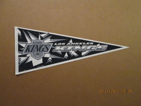 NHL Los Angeles Kings Vintage 1980's Black & Silver Trench Logo Hockey Pennant Cover