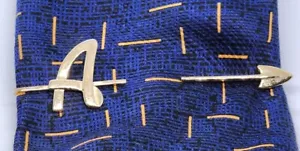 Vintage Hickok Gold Tone TIE BAR CLIP CLASP STAY Peek A Boo ARROW & Initial "A" - Picture 1 of 7