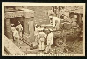Japón El Gran Terremoto Kanto Hotel Imperial, soldados estadounidenses llevan comida - Imagen 1 de 2