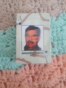 Saddam Husain Al-Tikriti Präsident & Amerikas Most Wanted Spielkarten Neu im Karton - Bild 1 von 7