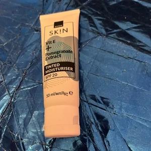 Avon True Nutra Effects Radiance Tinted Moisturiser SPF20 - 50ml New Packaging - Picture 1 of 2