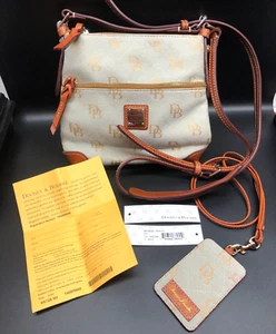 Neu mit Etikett Dooney & Bourke beige hellbraun Logo schmale Crossbody Schultertasche Canvas Leder - Bild 1 von 12