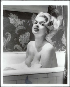 JAYNE MANSFIELD VINTAGE ORIGINAL PHOTO HOLLYWOOD ACTRESS SEXY TAKING SHOWER - Picture 1 of 2