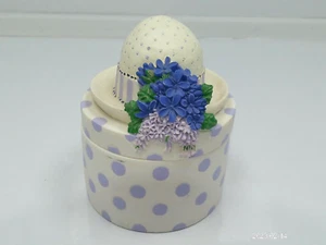 Two's Company Sombrero Caja Baratija Floral Lunares Púrpura Sombrero Blanco Floral - Imagen 1 de 9