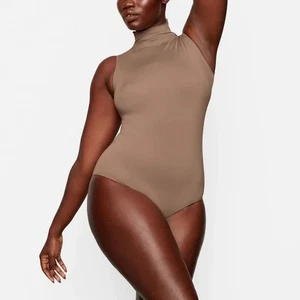 Skims Mock Neck FAB! Sleeveless Bodysuit in Tigers Eye Beige Size S/M - Bild 1 von 6