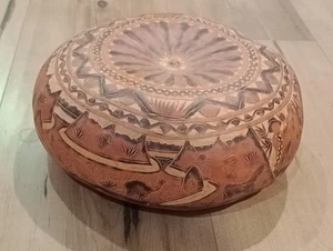 Antike signierte Kürbis Kalebasse handgeschnitzt Holz Schatulle Landschaft Berg Hügel Wüste - Bild 1 von 13