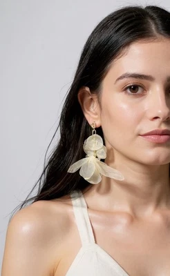 Pendientes Flor Chico’s Boda Marfil Boho Cadena Circonita cúbica Tela Gasa Pétalo Dorado Foto 1 de 4