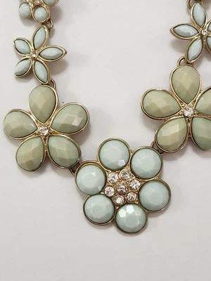 Collar Babero Claire's Tono Dorado Facetado Flores Verdes Naturaleza Brillo Margarita De Colección Foto 1 de 4