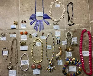 LOTTO 28 collane, anelli, orecchini, spille strass, perle gioielli vintage - Foto 1 di 12