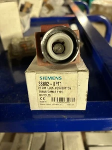 Siemens 3SB02-UPT1 illuminated push button - Picture 1 of 3