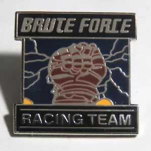 JOHN FORCE BRUT Racing Team Pin FAUST LOGO Dragster Rennwagen Hut Tack ANSTECKNADEL - Bild 1 von 2