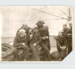 American NAVY SAILORS Reading Letter on Deck of Ship WWI 1917-18 Press Photo - Picture 1 of 2