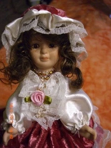 Porzellan Puppe- Spreewaldtracht???- Trachtenpuppe-ca.18-20 cm groß-bitte lesen! - Bild 1 von 8