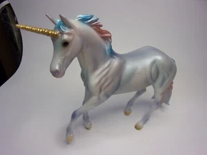 VINTAGE BREYER REEVES MULTICOLORE TROTTO UNICORNO STATUINA GIOCATTOLO 8,5'X7" CON USURA - Foto 1 di 16