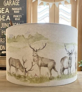 NUEVA PANTALLA DE LÁMPARA HECHA A MANO MOORLAND STAG LIGHTSHADE EN VIAJE PAÍS TELA DE LINO - Imagen 1 de 7