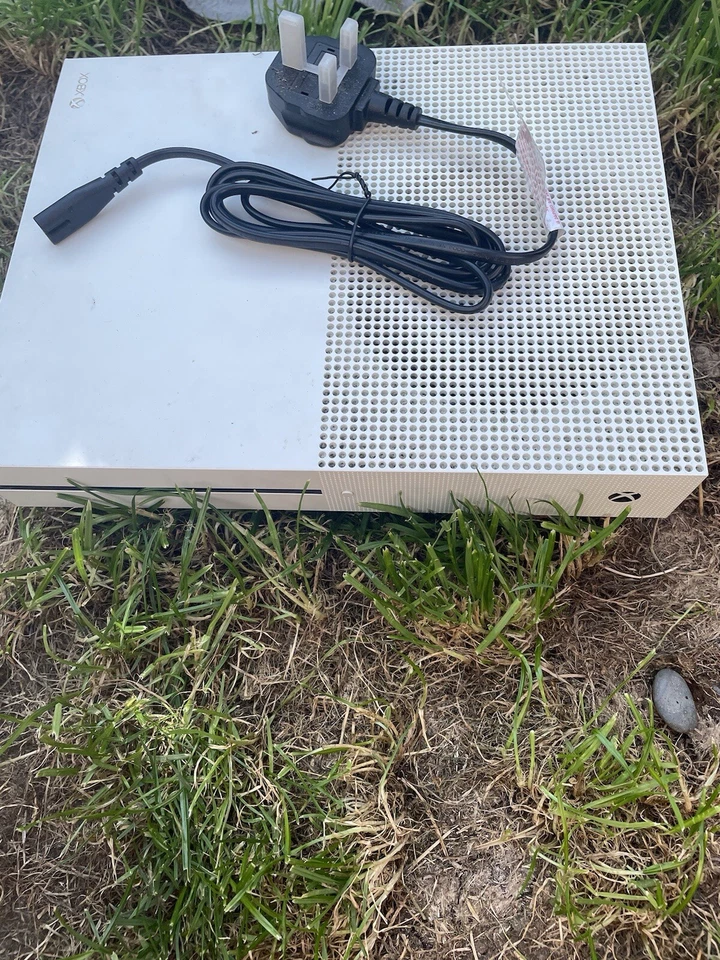 Xbox One S 500g With wire (NO CONTROLLER) - Image 1 of 1