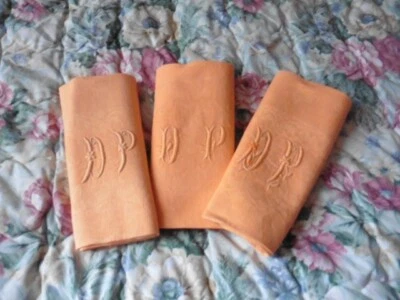 LINGE ANCIEN/3 SERVIETTES DAMASSE LIN TEITEE ORANGE "DP" DIFFERENTS - Photo 1/3