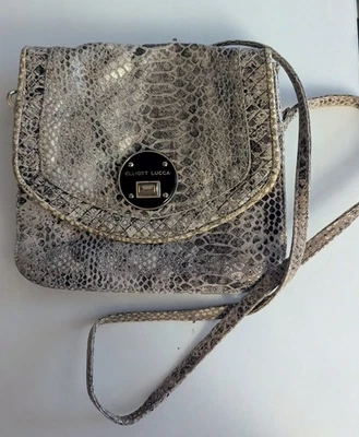Cartera Bandolera Elliot Lucca Cuero Estampado Serpiente Delgada Foto 1 de 4