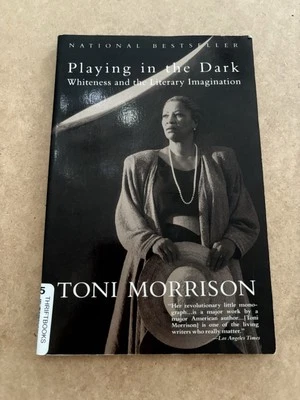 Playing In The Dark: Whiteness And The Literary Imagination By Toni Morrison Foto 1 de 4
