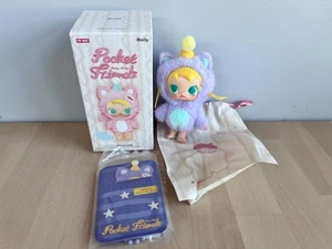 Pop Mart Baby Molly Pocket Friends Plüsch Anhänger Leave Me Alone Original - Bild 1 von 2