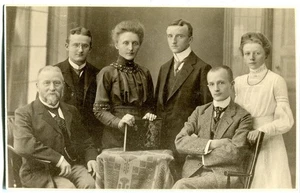 Orig. Foto-AK BRESLAU /SCHLESIEN Familie?/Leute in Atelier 1911 - Bild 1 von 1