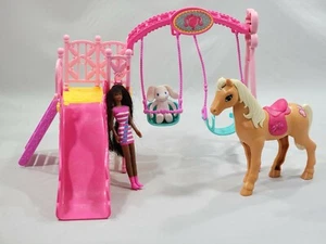 MATTEL Barbie CLUB: CHELSEA Playground Slide Swing Set Playset w/ CHELSEA Pony - Bild 1 von 12