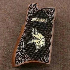 Empuñaduras Desert Eagle Mark I,II,VII,XIX hechas de nogal y diseño de latón personalizado. - Imagen 1 de 3